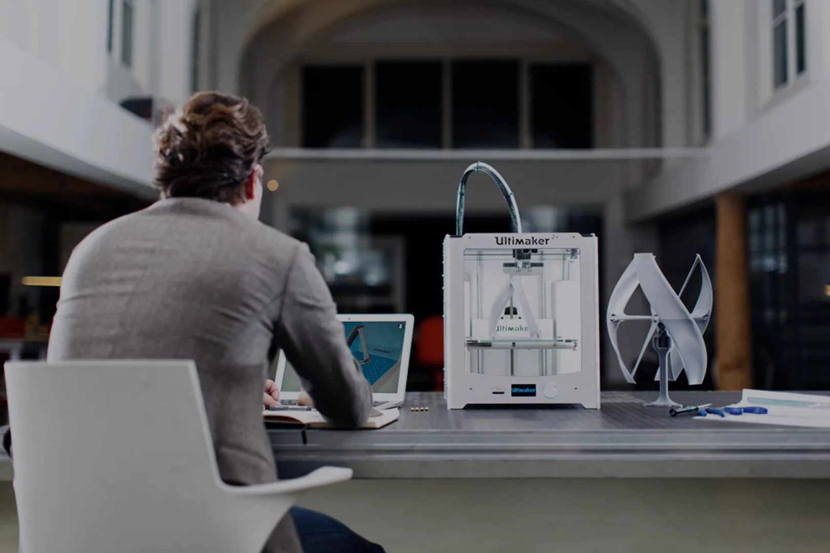 Rad na 3D modelu za računarom, pored 3D štampača i odštampanog dela